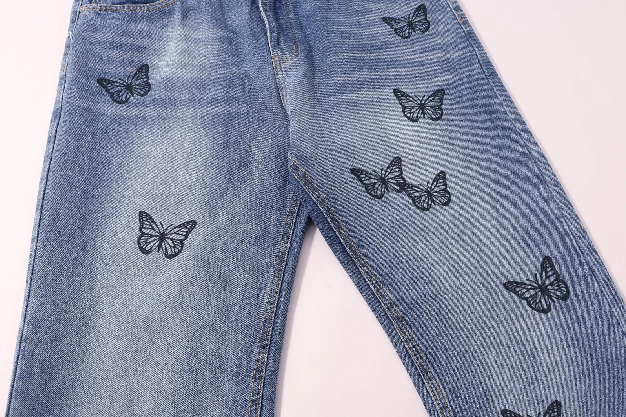 P240 Style No.: H96 Croxin & 𝐂𝐡𝐫𝐨𝐦𝐞 𝐇𝐞𝐚𝐫𝐭 Pingtai SS25 blue butterfly print jeans. Styles with different wash textures are very friendly to people with thin legs. The slightly flared version perfectly modifies the leg shape. The timeless and moderate length makes it easy to match and match. It is the basis for various styles and is a must-have in your wardrobe! The fabric is stiff but also makes the upper body soft without losing texture. The washing process is even more perfect. It is a must-have item for everyone! ! ! Washed wheat, hang tag, pants label, three labels complete Color: blue Size: 28-30-32-34